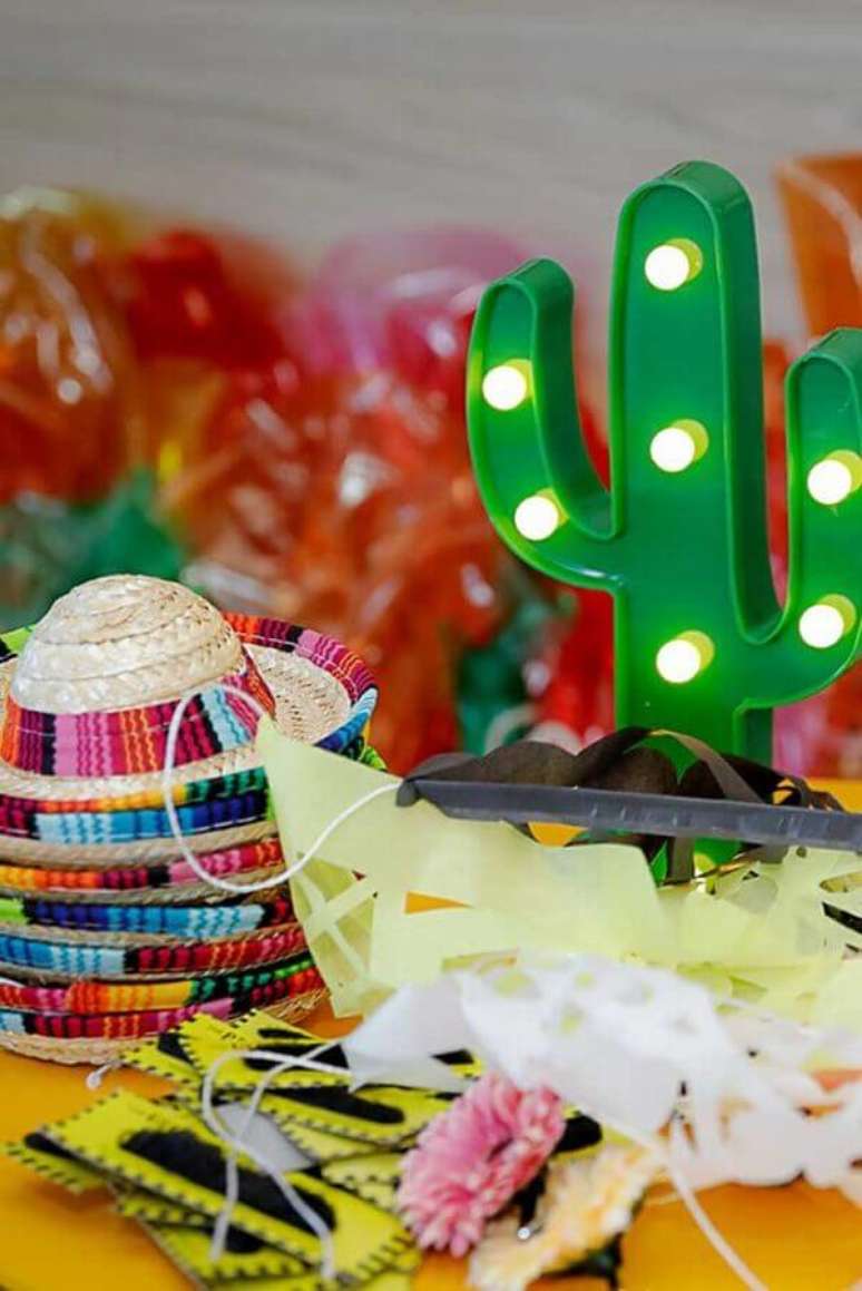 50. Luminária de led em formato de cacto e pequenos sombreros coloridos para decoração festa mexicana – Foto: Catch My Party