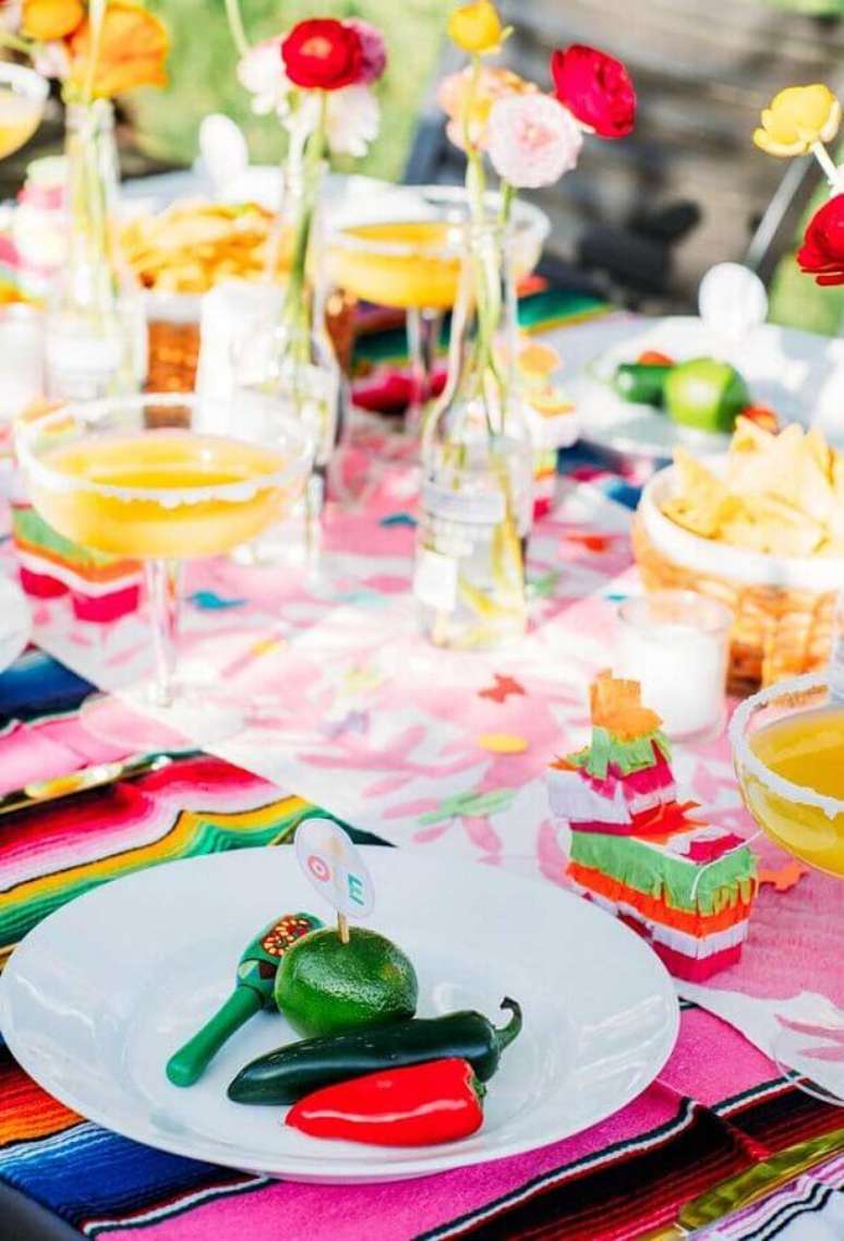 52. Mesa de festa mexicana decorada com vasinhos de flores simples – Foto: Beijos Events