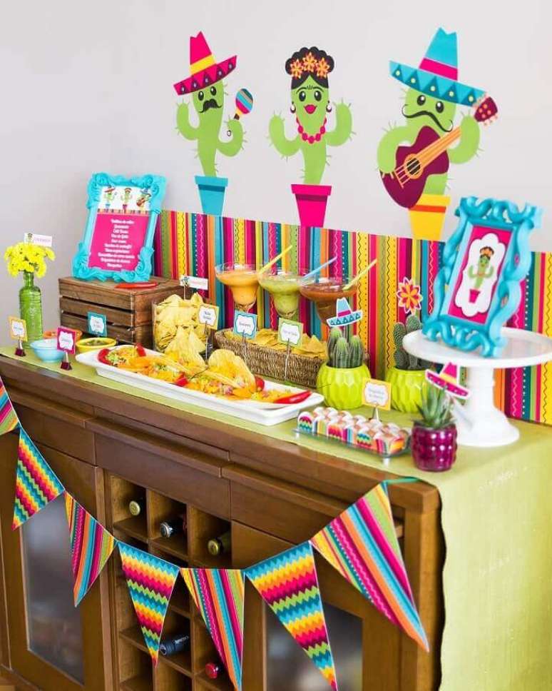 53. Mesa de comidas decorada para festa mexicana – Foto: Coisas da Bonfá