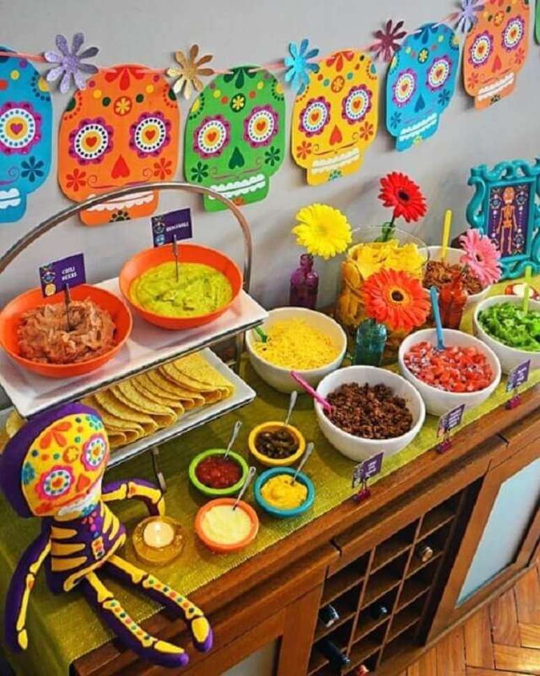 54. Mesa de tacos para festa mexicana com decoração colorida – Foto: Coisas da Bonfá