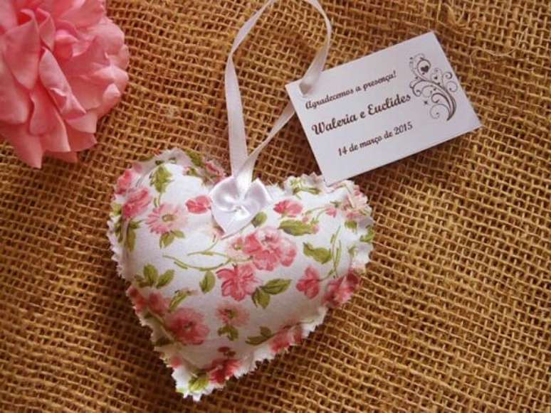28. O sachê perfumado para lembrancinha em formato de coração faz muito sucesso entre os convidados. Fonte: Pinterest