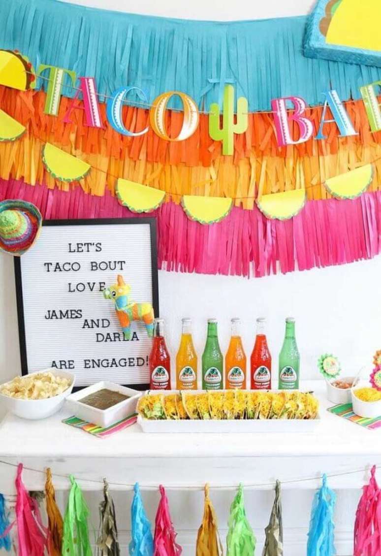 57. Painel com fitas coloridas para cantinho de bebidas e comidas de festa mexicana – Foto: Kara’s Party Ideas