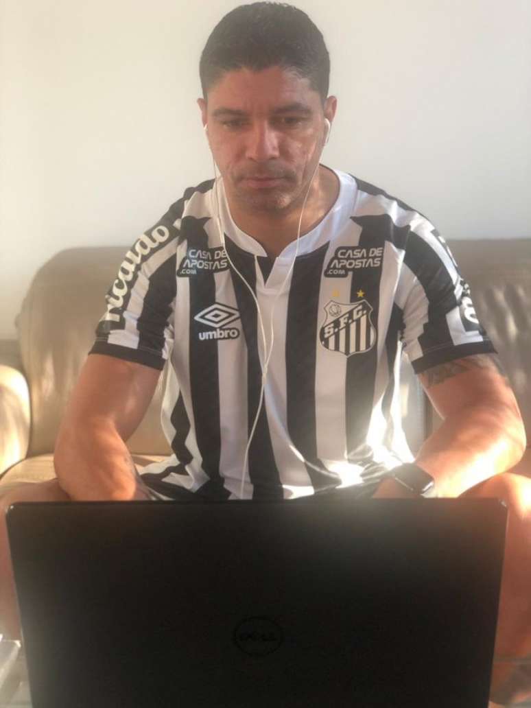 Renato publica foto no home office com a camisa do Santos (Foto: Reprodução/Twitter)