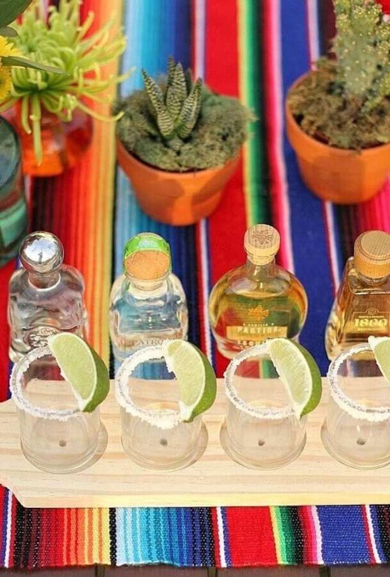 64. Tequila, margaritas e vasinhos de suculentas não ficam de fora da decoração de festa mexicana – Foto: Kara’s Party Ideas