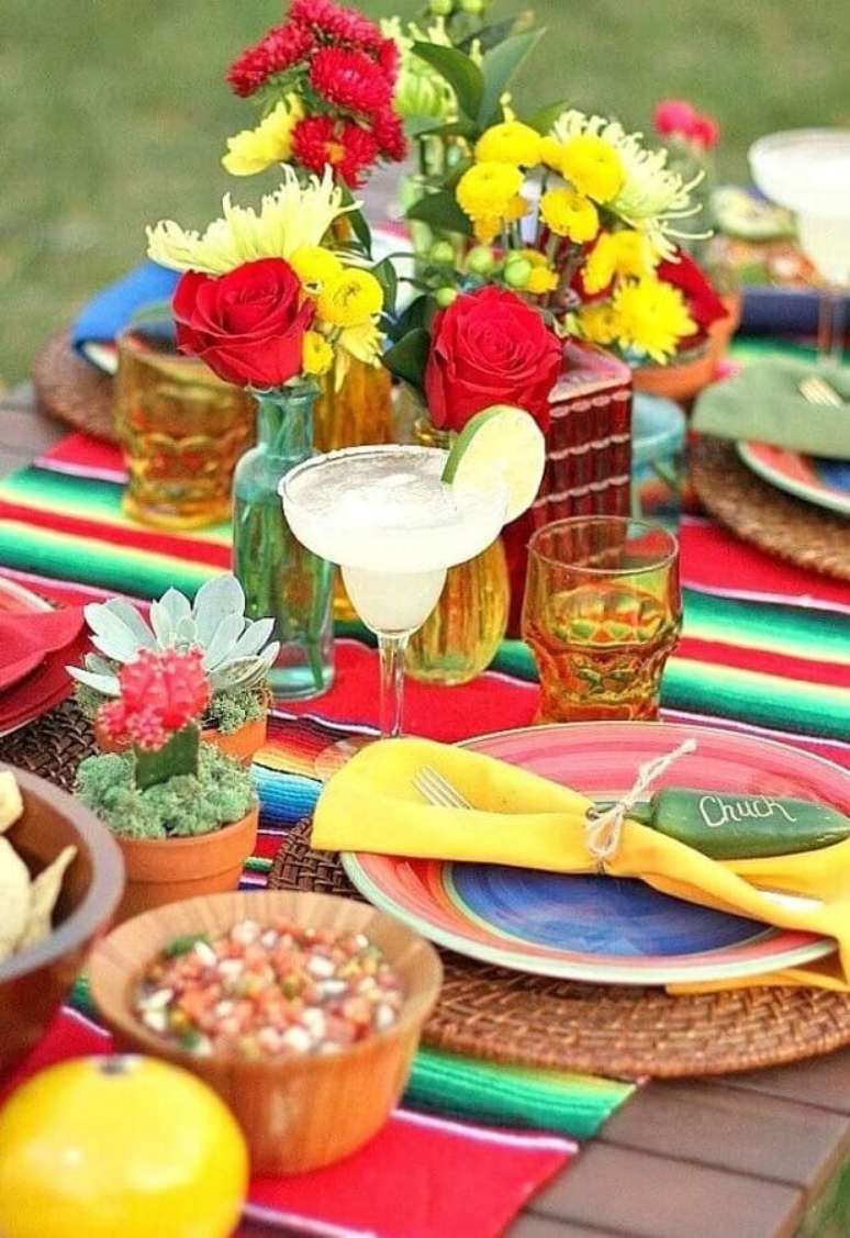 7. Use pratos e copos coloridos para a festa mexicana – Foto: My Sweet Decor