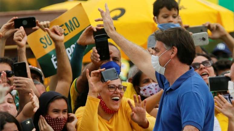 Bolsonaro acena para apoiadores em Brasília em foto de 17 de maio — manifestações recentes favoráveis a ele têm incluído críticas ao STF, quando não o pedido de fechamento da corte ou impeachment de seus membros