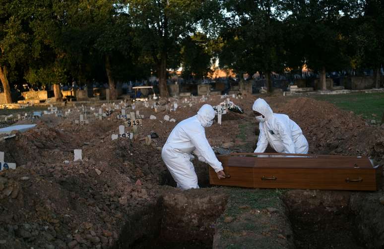 Coveiros seputam em cemitério no Rio de Janeiro pessoa que morreu infectada pelo novo coronavírus
29/05/2020
REUTERS/Ricardo Moraes