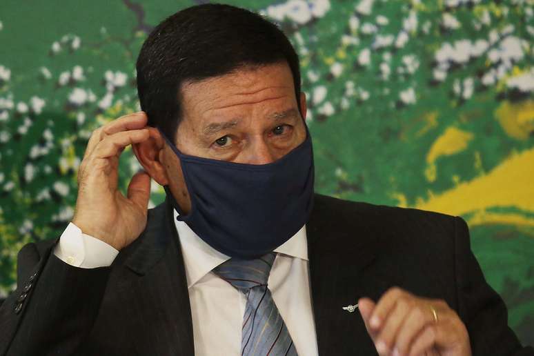 Mourão aproveita reabertura de shoppings em Brasília e faz compras