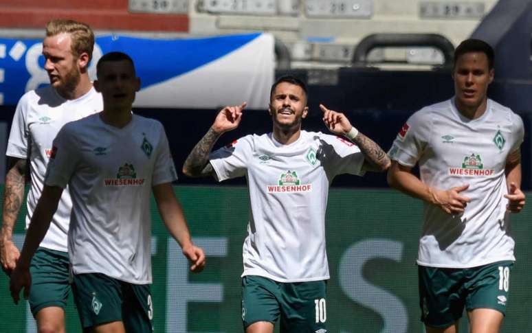 Leo Bittencourt (camisa 10, ao centro) marcou o sexto gol na temporada (Foto: BERND THISSEN / AFP)