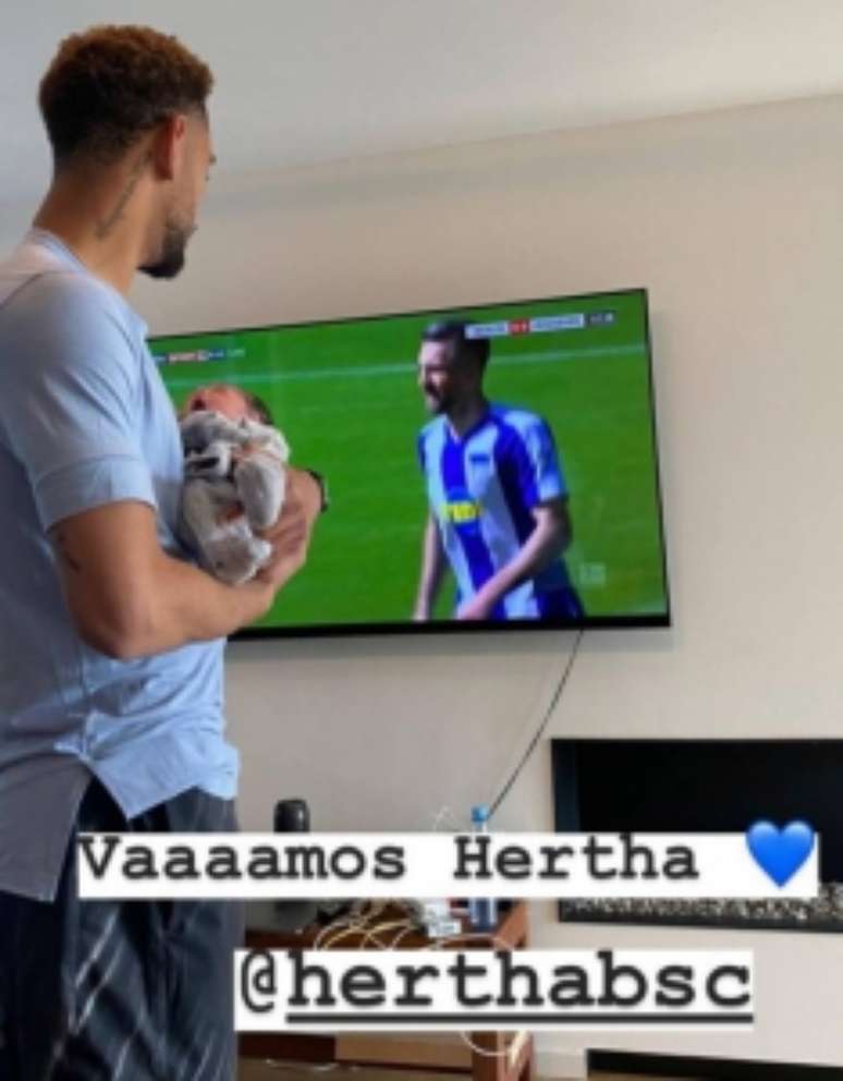 Matheus Cunha assistindo ao jogo com o filho (Foto: Reprodução)