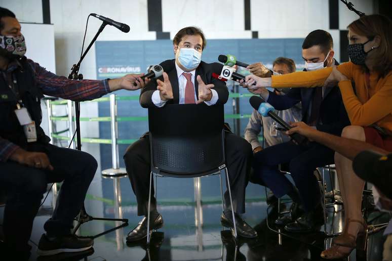 O presidente da Câmara dos Deputados, Rodrigo Maia (DEM-RJ), concede entrevista coletiva no Salão Negro do Congresso Nacional, em Brasília