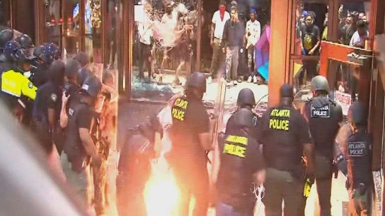 Policiais foram atacados ao impedir os manifestantes de entrar na emissora