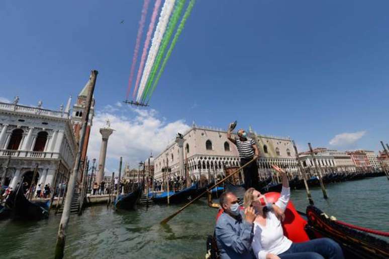 Aviões Frecce Tricolori sobrevoaram a cidade de Veneza