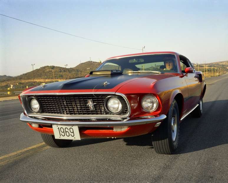 Mustang Mach 1 de 1971: suspensão de competição e mais opções de motores. 