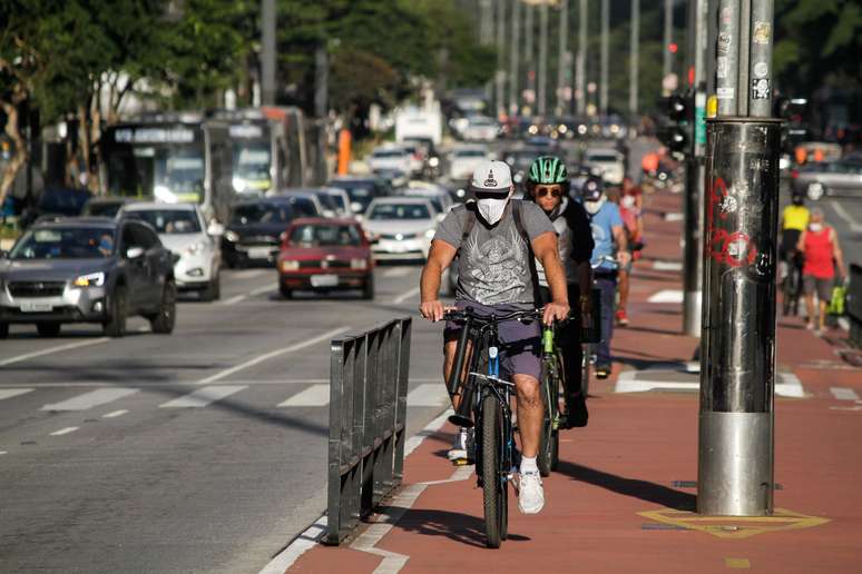 Movimentação de pedestres, usando máscaras de proteção facial na avenida Paulista, região central de São Paulo