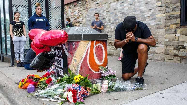 Manifestantes fizeram um memorial para George Floyd em Minneapolis, Minnesota, nos EUA