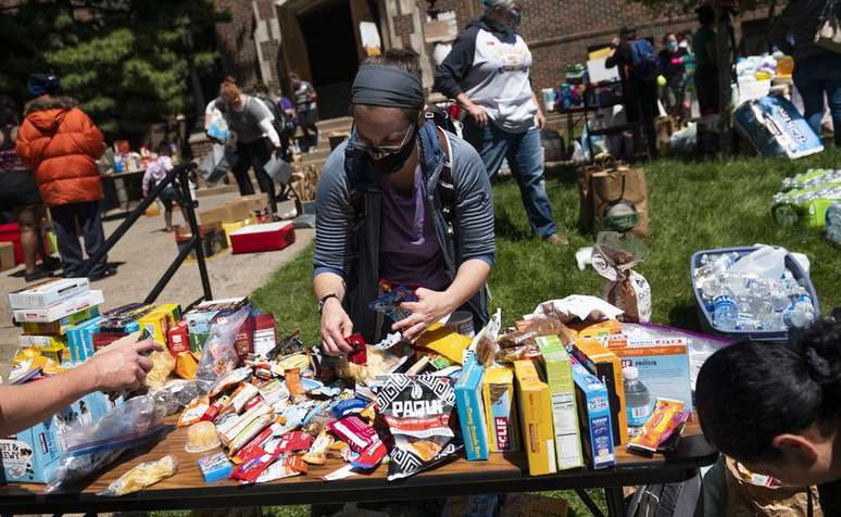 Moradores de Minnesota organizam doações de alimentos e bebidas em manifestação pacífica na Igreja Luterana da Santíssima Trindade