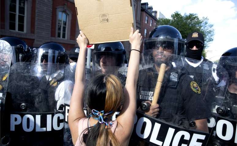 Mulher protesta enquanto policiais bloqueiam a praça Lafayette, no centro de Washington