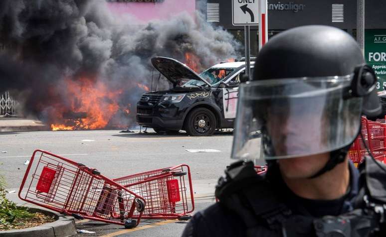 A polícia isolou manifestantes em distrito de Fairfax, em Los Angeles, depois que confrontos se tornaram violentos