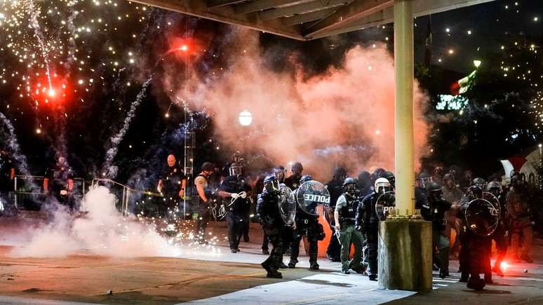 Rojão explode perto de policiais durante protesto em Atlanta