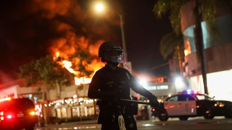 Polícia é acionada em meio a incêndio em Los Angeles, que está sob toque de recolher