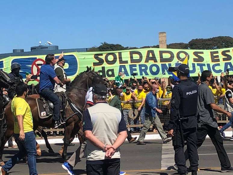 Jair Bolsonaro vai a cavalo saldar apoiadores em manifestação contra o STF
