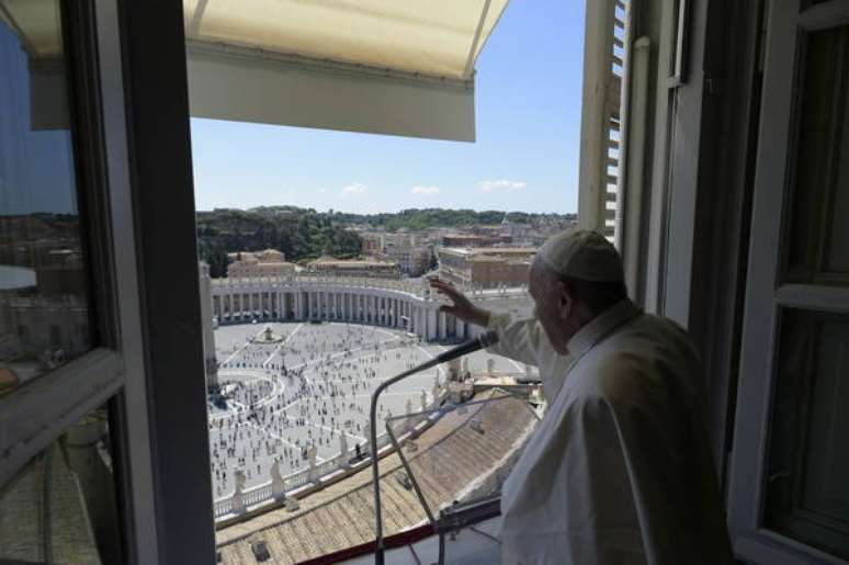 Francisco fez oração no Vaticano neste domingo devido a pandemia