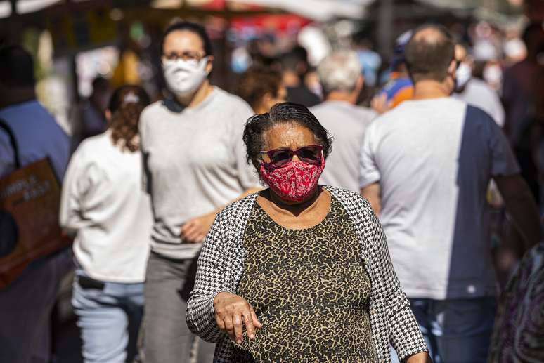 Pessoas se aglomeram em feira livre durante a pandemia do novo coronavirus (Covid-19) no bairro do Ipiranga zona Sul da cidade de Sao Paulo, neste sabado, 30.