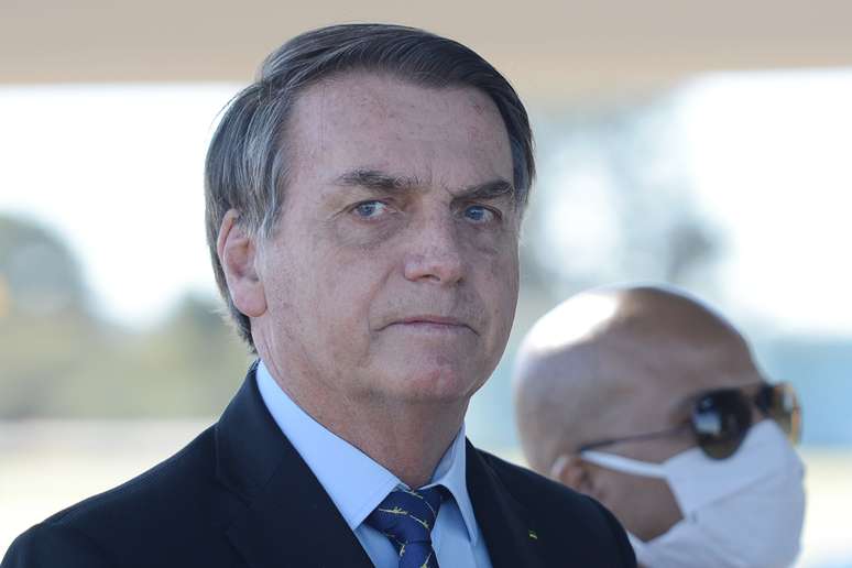 O presidente da República, Jair Bolsonaro (sem partido), fala com simpatizantes e imprensa em frente ao Palácio da Alvorada, em Brasília