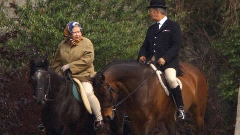 Rainha monta a cavalo com frequência; nesta foto ela comemora seu aniversário de 77 anos