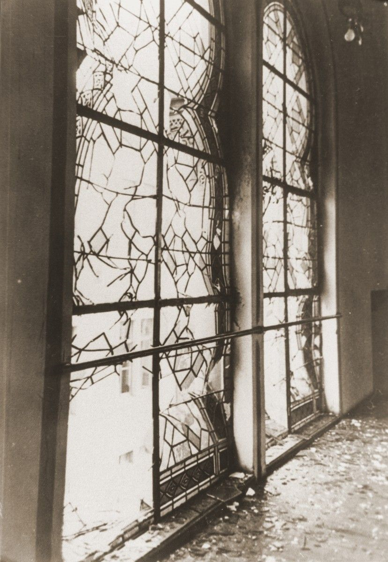 Vitral quebrado em sinagoga alemã; dos cacos veio o nome de Noite dos Cristais, diz historiador