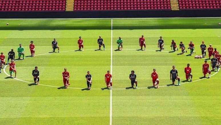 De joelhos no gramado de Anfield, jogadores do Liverpool homenageiam George Floyd
