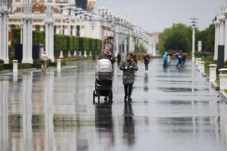 Pessoas caminham em primeiro dia de reabertura ap&oacute;s lockdown em Moscou
01/06/2020 REUTERS/Maxim Shemetov