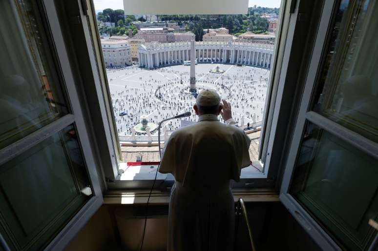 Papa Francisco durante missa celebrada de janela na Pra&ccedil;a S&atilde;o Pedro, no Vaticano
 Vatican Media/&shy;Handout via REUTERS   