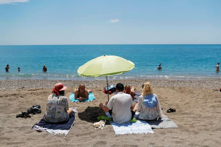 Pessoas em praia de La Malagueta, em M&aacute;laga, na Espanha
01/06/2020
REUTERS/Jon Nazca
