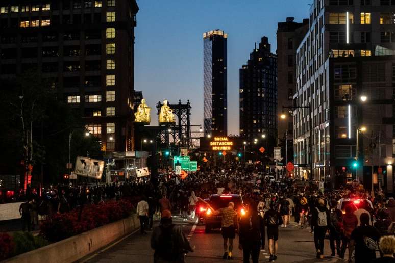 Manifestantes marcham durante protesto em Nova York
31/05/2020
REUTERS/Jeenah Moon
