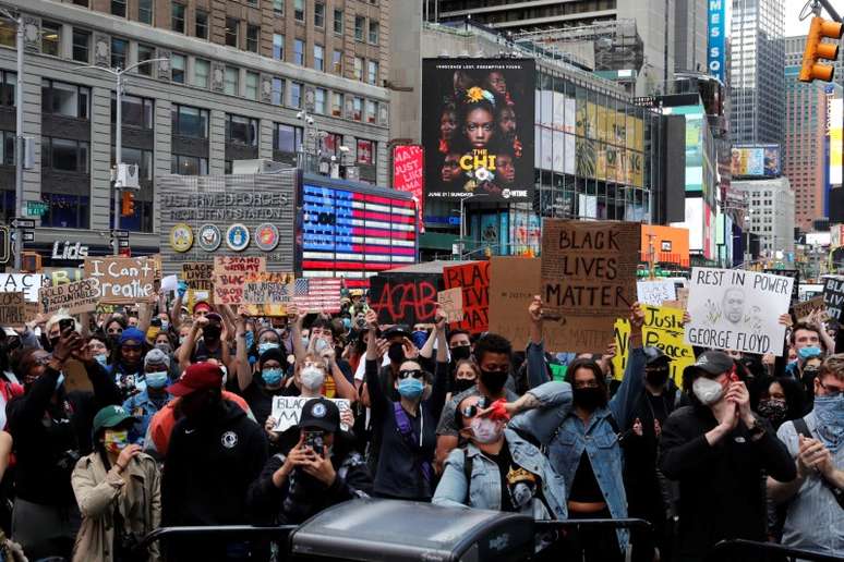 Manifestantes protestam em Nova York contra morte de George Floyd
01/06/2020
REUTERS/Mike Segar