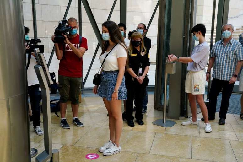 Visitante tem temperatura medida no Museu Guggenheim em Bilbao no dia da reabertura
01/06/2020
REUTERS/Vincent West