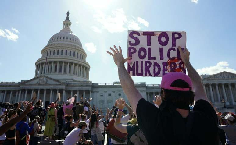 Protestos contra a morte de George Floyd, em frente ao capitólio em Washington
01/06/2020
REUTERS/Kevin Lamarque