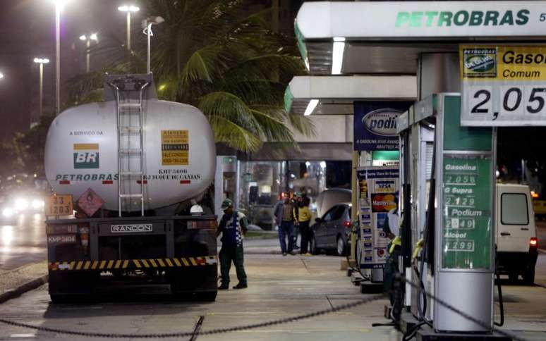 Caminhão-tanque descarrega combustível em posto no Rio de Janeiro (RJ) 
14/06/2004
REUTERS/Sergio Moraes 