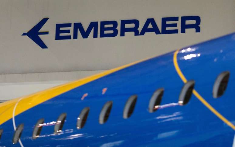 Logotipo da Embraer na sede da companhia, em São José dos Campos. 28/2/2018. REUTERS/Roosevelt Cassio
