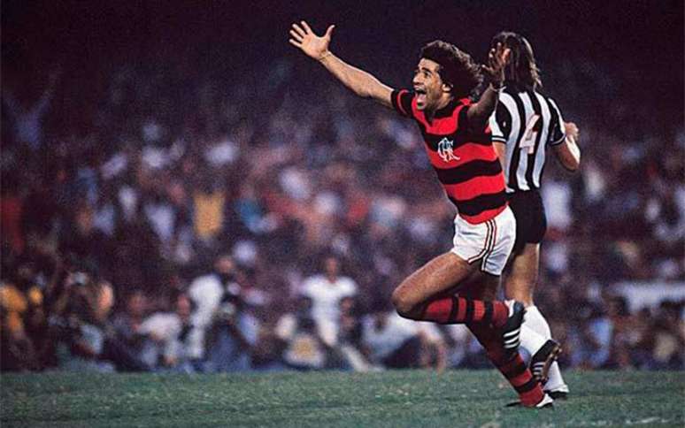 O atacante Nunes comemora um dos gols na final do Campeonato Brasileiro de 1980 (Foto: Reprodução)
