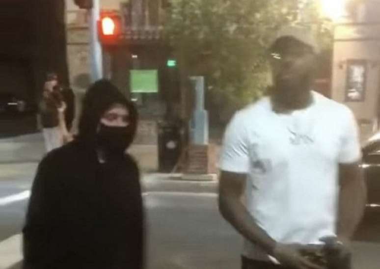 Jon Jones tirou latas de spray de manifestantes durante protesto em Albuquerque (Foto: Reprodução/Instagram)