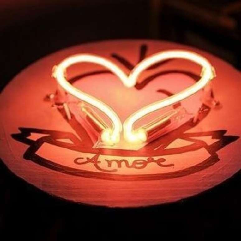 21. A luminária led neon em formato de coração. Fonte: Casa Aberta
