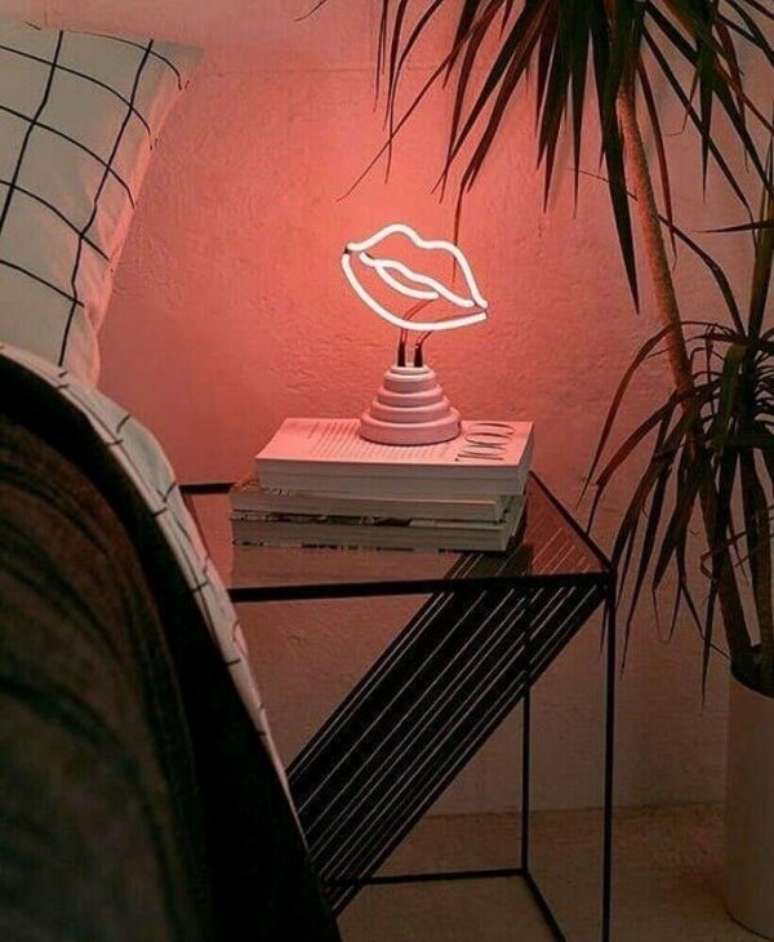 2. A luminária neon em formato de beijo ilumina a lateral da cama. Fonte: Pinterest