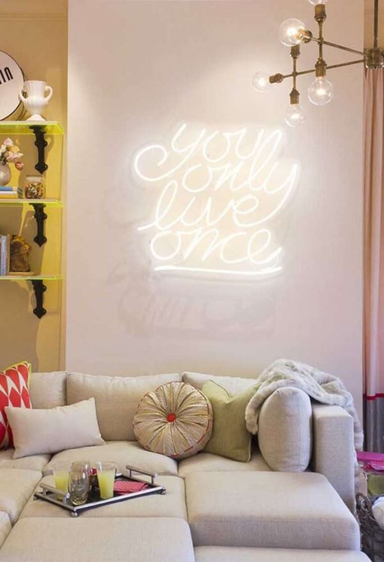 43. A luminária neon parede traz um toque especial para a sala de estar. Fonte: Pinterest