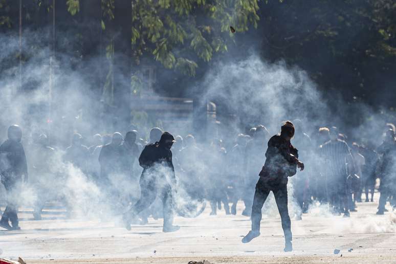 Manifestantes durante protesto a favor e contra o governo Bolsonaro na Avenida Paulista