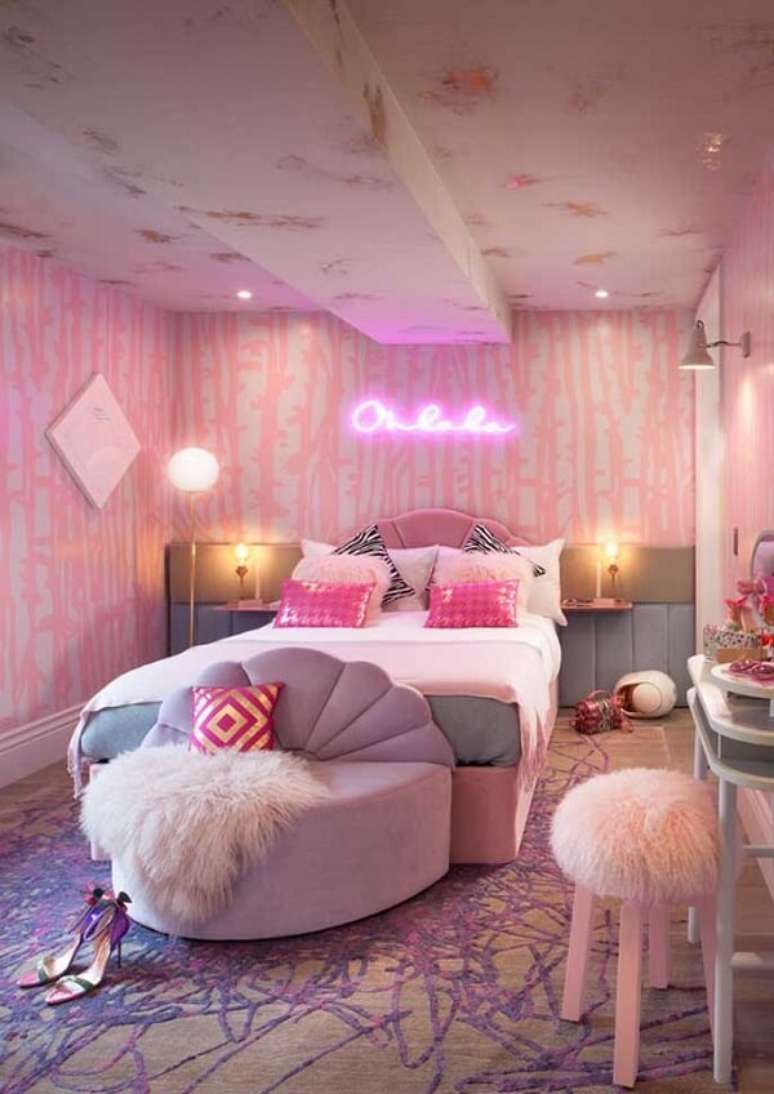 34. Letreiro luminoso neon complementa a decoração do quarto feminino. Fonte: Pinterest