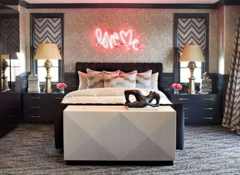 26. Letreiro luminoso neon pink transborda romantismo no quarto do casal. Fonte: Casa Vogue