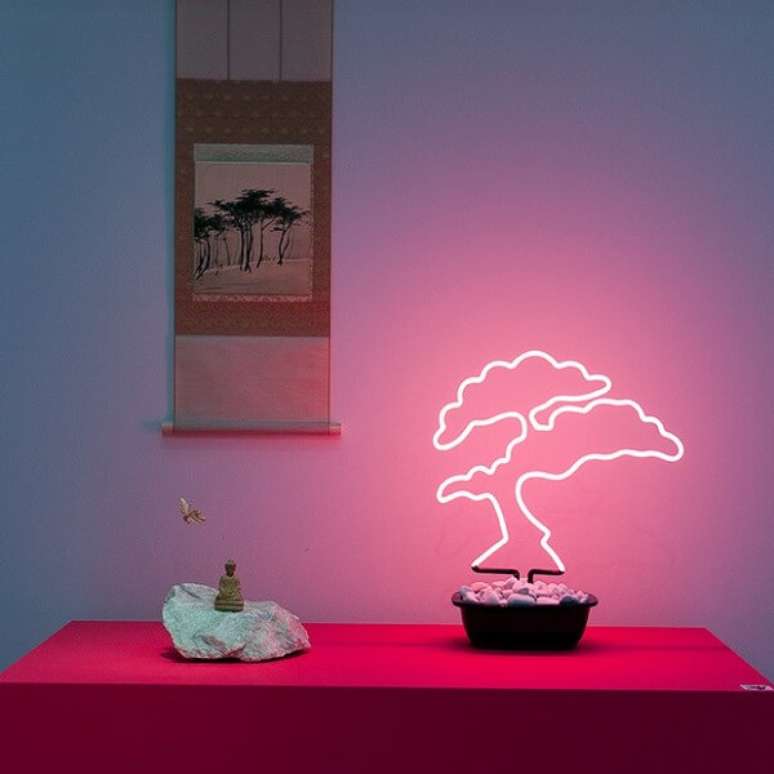 19. Modelo de luminária led neon com desenho de bonsai. Fonte: Pinterest